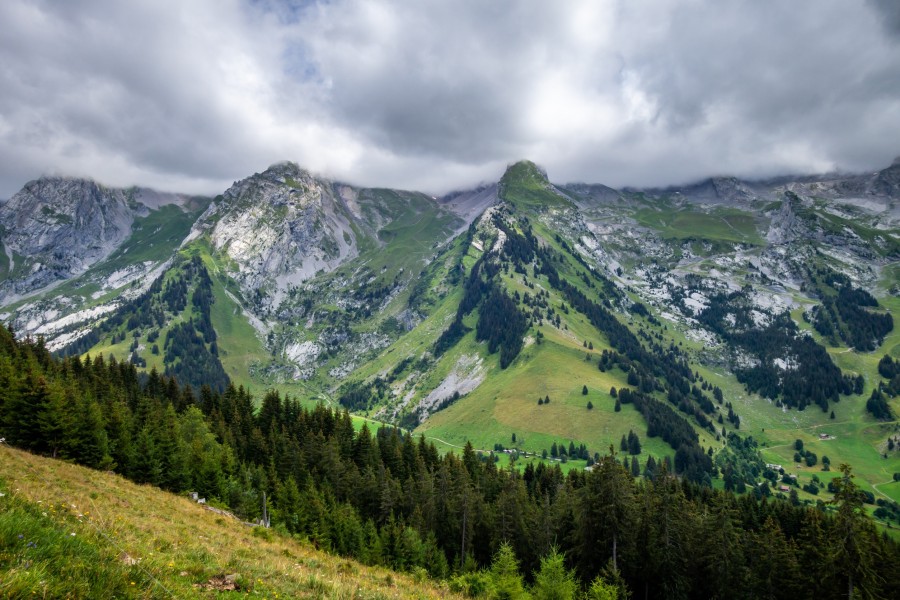 Où se trouve le mont Charvin ?