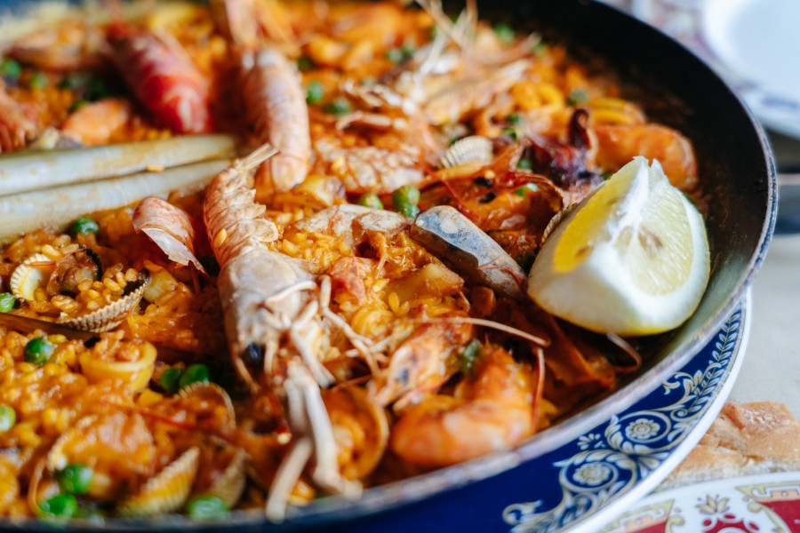 Voyage culinaire en Espagne avec la paella andalouse