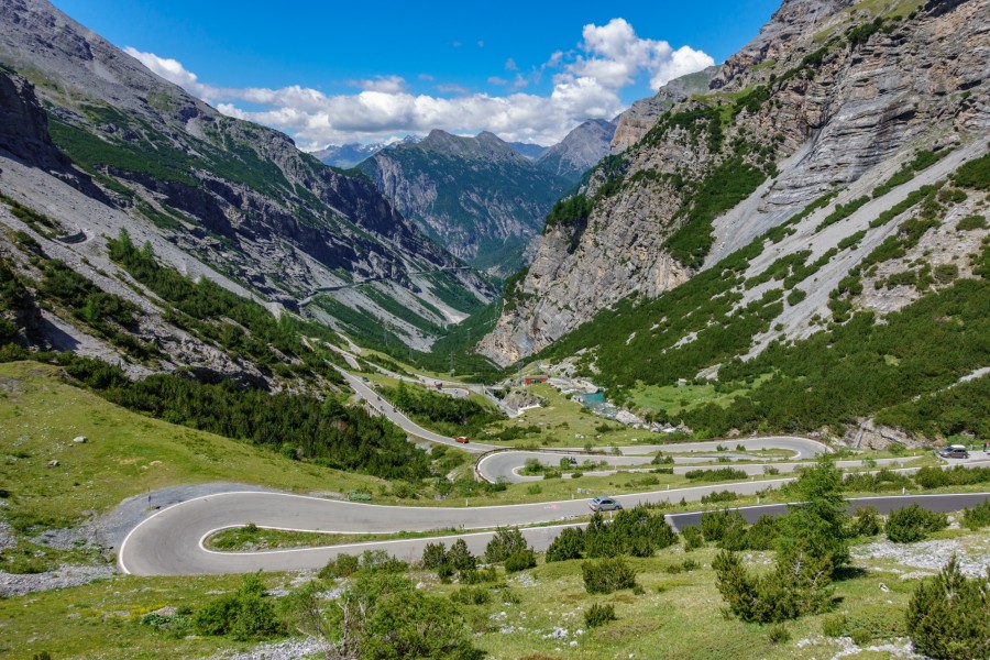 Y a-t-il des refuges ou chalets hôtels près du Mont Charvin ?